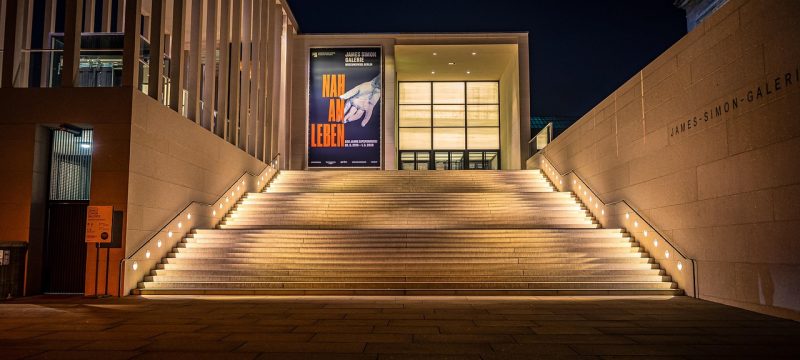摄影灯箱内部结构展示，LED灯带均匀照射白色柔光布，产品放置在灯箱中央，背景纯白无阴影，专业电商拍摄环境